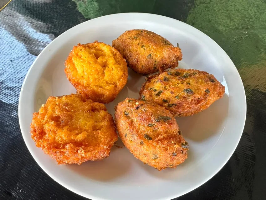 Bolinhos de milho fritos dourados, foto do acervo da pamonharia
